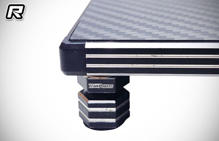 A equipe alimenta a placa de configuração Ultra Light Weight Carbon V2